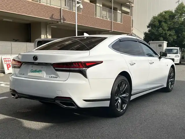 レクサス ＬＳ 500 Fスポーツ 大阪府 2018(平30)年 5.6万km ホワイトノーヴァガラスフレーク サンルーフ/Lexus Safety System/・PCS（プリクラッシュセーフティ）/・LKA（レーンキーピングアシスト）/・AHB（オートマチックハイビーム）/・レーダークルーズコントロール/・PKSA（パーキングサポートアラート）/赤革シート/・パワーシート/・ベンチレーション/・シートメモリー/純正ナビ/・全方位カメラ/・FM/AM/Bluetooth/CD/DVD/フルセグTV/ハンドルヒーター/ヘッドアップディスプレイ/ブラインドスポットモニター/デジタルインナーミラー/パドルシフト/電動リアゲート/ETC/ドライブレコーダー/スマートキー2本/アイドリングストップ機能/純正アルミホイール/純正フロアマット
