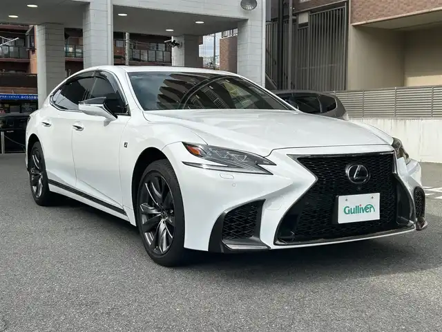 レクサス ＬＳ 500 Fスポーツ 大阪府 2018(平30)年 5.6万km ホワイトノーヴァガラスフレーク サンルーフ/Lexus Safety System/・PCS（プリクラッシュセーフティ）/・LKA（レーンキーピングアシスト）/・AHB（オートマチックハイビーム）/・レーダークルーズコントロール/・PKSA（パーキングサポートアラート）/赤革シート/・パワーシート/・ベンチレーション/・シートメモリー/純正ナビ/・全方位カメラ/・FM/AM/Bluetooth/CD/DVD/フルセグTV/ハンドルヒーター/ヘッドアップディスプレイ/ブラインドスポットモニター/デジタルインナーミラー/パドルシフト/電動リアゲート/ETC/ドライブレコーダー/スマートキー2本/アイドリングストップ機能/純正アルミホイール/純正フロアマット
