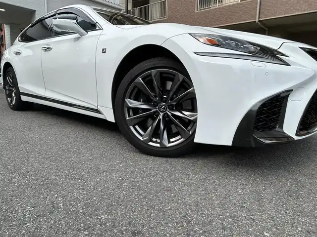 レクサス ＬＳ 500 Fスポーツ 大阪府 2018(平30)年 5.6万km ホワイトノーヴァガラスフレーク サンルーフ/Lexus Safety System/・PCS（プリクラッシュセーフティ）/・LKA（レーンキーピングアシスト）/・AHB（オートマチックハイビーム）/・レーダークルーズコントロール/・PKSA（パーキングサポートアラート）/赤革シート/・パワーシート/・ベンチレーション/・シートメモリー/純正ナビ/・全方位カメラ/・FM/AM/Bluetooth/CD/DVD/フルセグTV/ハンドルヒーター/ヘッドアップディスプレイ/ブラインドスポットモニター/デジタルインナーミラー/パドルシフト/電動リアゲート/ETC/ドライブレコーダー/スマートキー2本/アイドリングストップ機能/純正アルミホイール/純正フロアマット