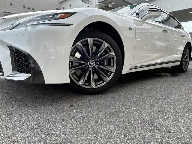 レクサス ＬＳ 500 Fスポーツ 大阪府 2018(平30)年 5.6万km ホワイトノーヴァガラスフレーク サンルーフ/Lexus Safety System/・PCS（プリクラッシュセーフティ）/・LKA（レーンキーピングアシスト）/・AHB（オートマチックハイビーム）/・レーダークルーズコントロール/・PKSA（パーキングサポートアラート）/赤革シート/・パワーシート/・ベンチレーション/・シートメモリー/純正ナビ/・全方位カメラ/・FM/AM/Bluetooth/CD/DVD/フルセグTV/ハンドルヒーター/ヘッドアップディスプレイ/ブラインドスポットモニター/デジタルインナーミラー/パドルシフト/電動リアゲート/ETC/ドライブレコーダー/スマートキー2本/アイドリングストップ機能/純正アルミホイール/純正フロアマット