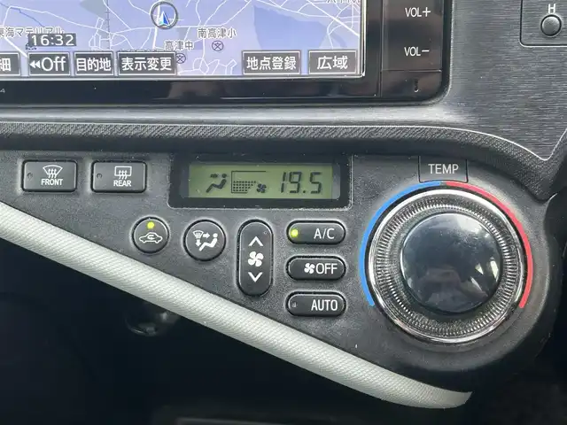 トヨタ アクア S 千葉県 2014(平26)年 6.2万km ディープアメジストマイカメタリック 純正メモリナビ/(CD/DVD/BT/フルセグTV)/バックカメラ/横滑り防止装置/ETC/オートライト/ウィンカーミラー/電動格納ミラー/プッシュスタート/スマートキー/フロアマット/ドアバイザー/スペアキー/保証書