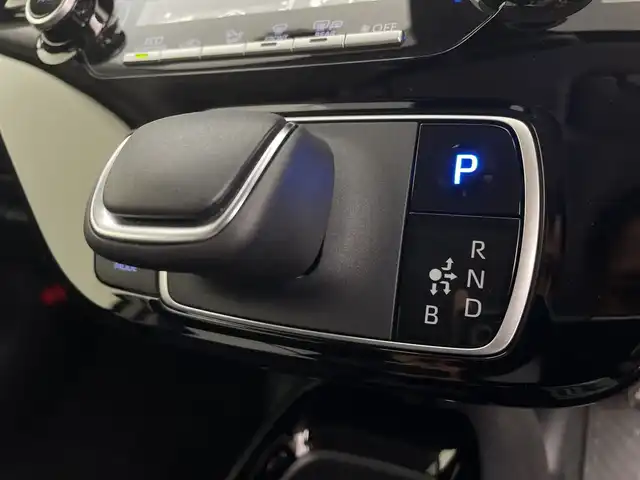 トヨタ アクア G 鹿児島県 2022(令4)年 2.4万km クリアベージュメタリック ワンオーナー/純正メモリナビ/ (Bluetooth/USB)/Miracast/パノラミックビューモニター/前後ドライブレコーダー/ビルトインETC/TOYOTA Safety Sense/・レーダークルーズ コントロール/・プリクラッシュセーフティ/・レーントレーシングアシスト/・レーンディパーチャーアラート/・ロードサインアシスト/・先行車発進告知機能/・オートマチックハイビーム/ブラインドスポットモニター/アダクティブパーク/横滑り防止装置/スマートキー/100V電源/純正LEDヘッドライト/純正フロアマット/スペアキー1本/保証書/取扱説明書
