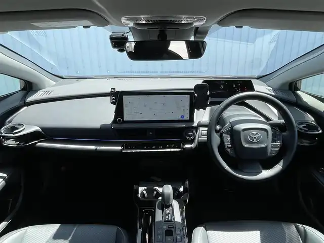 トヨタ プリウス Z 滋賀県 2024(令6)年 1.3万km アティチュードブラックマイカ モデリスタエアロ/12.3型ディスプレイ/・Bluetooth/フルセグ/・HDMI/USB/パノラミックビューモニター/革巻きステアリング/ステアリングリモコン/ETC2.0/前方ドライブレコーダー/レーダークルコン/シートヒーター/シートベンチレーション/パワーシート/置くだけスマホ充電/パワーバックドア/AC100V/オートEV/HV/オートブレーキホールド/トヨタセーフティセンス/・レーンディパーチャーアラート/・ブラインドスポットモニター/・プリクラッシュセーフティー/・プロアクティブトライビングアシスト/・クリアランスソナー/・リヤクロストラフィックアラート/・後方車両接近告知/・リヤカメラディテクション/・安心降車アシスト/・ロードサインアシスト/LEDオートライト/オートハイビーム/スマートキー/プッシュスタート/充電ケーブル