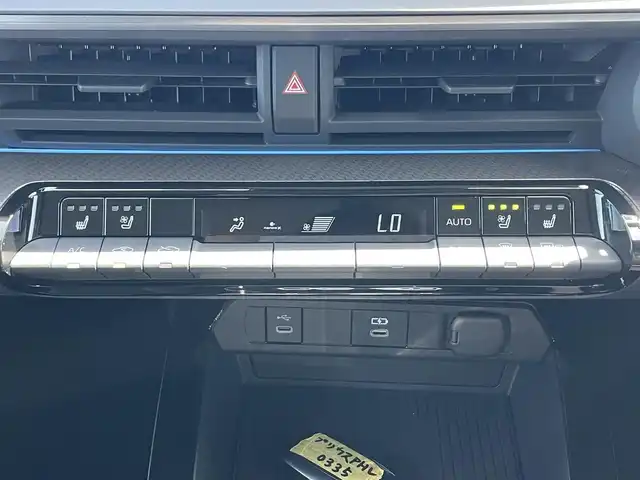 トヨタ プリウス Z 滋賀県 2024(令6)年 1.3万km アティチュードブラックマイカ モデリスタエアロ/12.3型ディスプレイ/・Bluetooth/フルセグ/・HDMI/USB/パノラミックビューモニター/革巻きステアリング/ステアリングリモコン/ETC2.0/前方ドライブレコーダー/レーダークルコン/シートヒーター/シートベンチレーション/パワーシート/置くだけスマホ充電/パワーバックドア/AC100V/オートEV/HV/オートブレーキホールド/トヨタセーフティセンス/・レーンディパーチャーアラート/・ブラインドスポットモニター/・プリクラッシュセーフティー/・プロアクティブトライビングアシスト/・クリアランスソナー/・リヤクロストラフィックアラート/・後方車両接近告知/・リヤカメラディテクション/・安心降車アシスト/・ロードサインアシスト/LEDオートライト/オートハイビーム/スマートキー/プッシュスタート/充電ケーブル