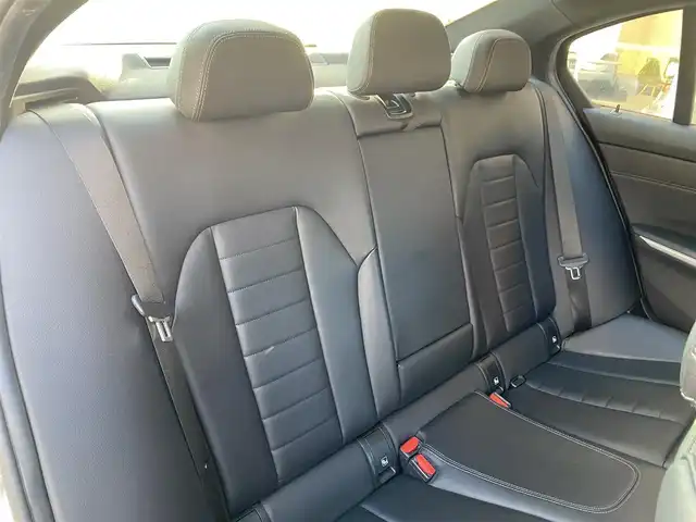 ＢＭＷ ３２０ｉ Mスポーツ 福岡県 2019(令1)年 4.2万km アルピンホワイトⅢ インテリジェントセーフティ/アダプティブクルーズコントロール/ブラインドスポットモニター/レーンキープアシスト/ハイラインパッケージ/黒革シート/前席シートヒーター/純正ナビ/Ａｐｐｌｅｃａｒｐｌａｙ　/全方位カメラ/Bluetooth/パワーバックドア　/LEDヘッドライト/オートハイビーム/純正18インチアルミホイール/ミラー一体型ETC