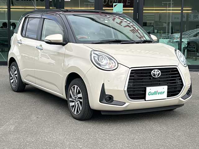 トヨタ パッソ モーダ　チャーム 静岡県 2023(令5)年 2.1万km ブラックマイカメタリック/パウダリーベージュメタリック 2トーン 社外ＳＤナビ/全方位カメラ/前後ドライブレコーダー/ビルトインＥＴＣ/プッシュスタート/純正１４インチアルミホイール/純正フロアマット/電動格納ミラー/ドアバイザー/ベンチシート/アイドリングストップ/LEDオートライト/AAC/ABS/衝突被害軽減システム/横滑り防止装置/オートマチックハイビーム