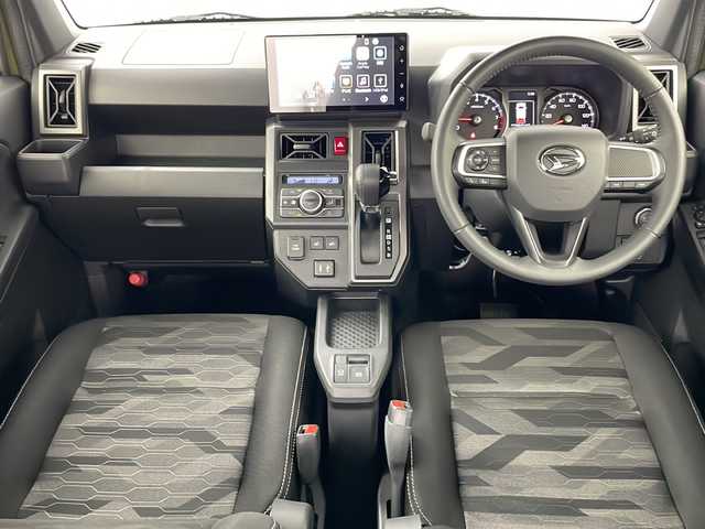 ダイハツ タフト G ダーククロムベンチャー 道央・札幌 2024(令6)年 0.7万km フォレストカーキメタリック ・９インチ純正ディスプレイオーディオ/・ＴＶ・ＢＴ・ＨＤＭＩ・ＡｐｐｌｅＣａｒＰｌａｙ・ＡｎｄｒｏｉｄＡｕｔｏ/・スマートアシスト/・衝突軽減ブレーキ/・先行車発進お知らせ機能/・車線逸脱警報/・標識認識機能/・ふらつき警報/・クリアランスソナー/・バックカメラ/・スカイルーフ/・電動パーキング/・ミラーヒーター/・ステアリングスイッチ/・ミラーヒーター/・ＰＷＲスイッチ/・オートライトマチックハイビーム/・ドアバイザー/・ＬＥＤヘッドライト・フォグ/・革巻きステアリング/・スマートキー/・スペアキー/・アイドリングストップ