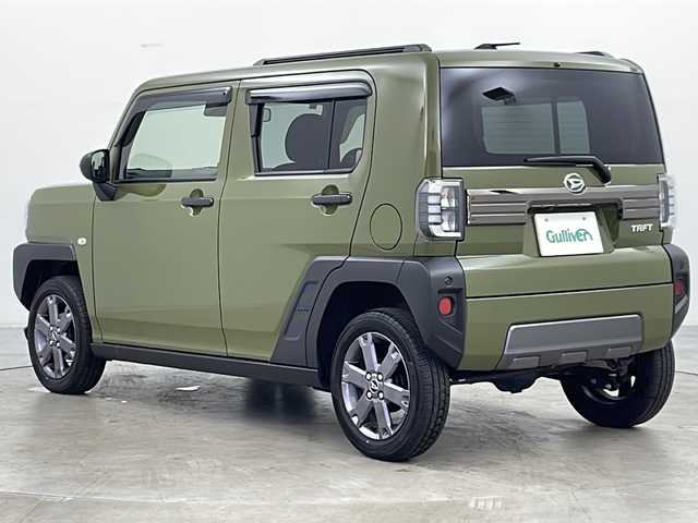 ダイハツ タフト G ダーククロムベンチャー 道央・札幌 2024(令6)年 0.7万km フォレストカーキメタリック ・９インチ純正ディスプレイオーディオ/・ＴＶ・ＢＴ・ＨＤＭＩ・ＡｐｐｌｅＣａｒＰｌａｙ・ＡｎｄｒｏｉｄＡｕｔｏ/・スマートアシスト/・衝突軽減ブレーキ/・先行車発進お知らせ機能/・車線逸脱警報/・標識認識機能/・ふらつき警報/・クリアランスソナー/・バックカメラ/・スカイルーフ/・電動パーキング/・ミラーヒーター/・ステアリングスイッチ/・ミラーヒーター/・ＰＷＲスイッチ/・オートライトマチックハイビーム/・ドアバイザー/・ＬＥＤヘッドライト・フォグ/・革巻きステアリング/・スマートキー/・スペアキー/・アイドリングストップ