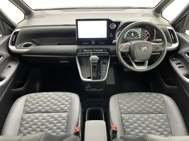 トヨタ ヴォクシー S－Z 岡山県 2022(令4)年 5.3万km グリッターブラックガラスフレーク 純正10.5インチディスプレイオーディオ/　【ナビ/DVD/BT/USB/Carplay/HDMI】/バックカメラ/両側パワースライドドア/追従型クルーズコントロール/オートハイビーム/LEDヘッドライト（AUTO機能付き）/ビルトインETC2.0/前席シートヒーター/衝突軽減ブレーキシステム/車線逸脱防止システム/横滑り防止装置/純正１７インチアルミ/コーナーセンサー（前後）/純正フロアマット/プッシュスタート/スマートキー×1/保証書/ナビ取扱説明書/取扱説明書