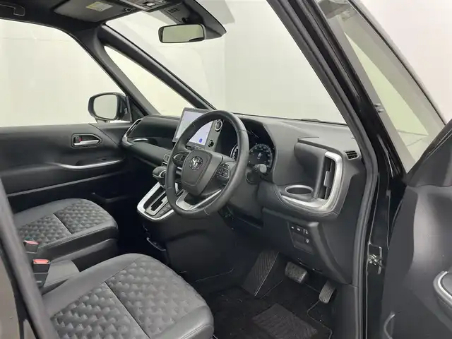 トヨタ ヴォクシー S－Z 岡山県 2022(令4)年 5.3万km グリッターブラックガラスフレーク 純正10.5インチディスプレイオーディオ/　【ナビ/DVD/BT/USB/Carplay/HDMI】/バックカメラ/両側パワースライドドア/追従型クルーズコントロール/オートハイビーム/LEDヘッドライト（AUTO機能付き）/ビルトインETC2.0/前席シートヒーター/衝突軽減ブレーキシステム/車線逸脱防止システム/横滑り防止装置/純正１７インチアルミ/コーナーセンサー（前後）/純正フロアマット/プッシュスタート/スマートキー×1/保証書/ナビ取扱説明書/取扱説明書