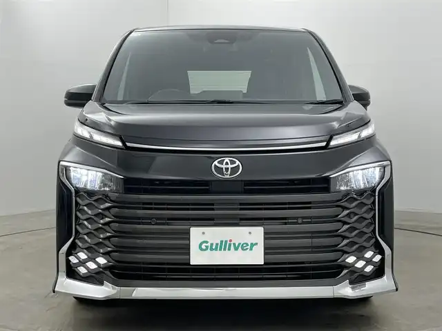 トヨタ ヴォクシー S－Z 岡山県 2022(令4)年 5.3万km グリッターブラックガラスフレーク 純正10.5インチディスプレイオーディオ/　【ナビ/DVD/BT/USB/Carplay/HDMI】/バックカメラ/両側パワースライドドア/追従型クルーズコントロール/オートハイビーム/LEDヘッドライト（AUTO機能付き）/ビルトインETC2.0/前席シートヒーター/衝突軽減ブレーキシステム/車線逸脱防止システム/横滑り防止装置/純正１７インチアルミ/コーナーセンサー（前後）/純正フロアマット/プッシュスタート/スマートキー×1/保証書/ナビ取扱説明書/取扱説明書