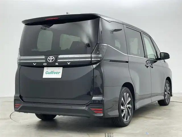 トヨタ ヴォクシー S－Z 岡山県 2022(令4)年 5.3万km グリッターブラックガラスフレーク 純正10.5インチディスプレイオーディオ/　【ナビ/DVD/BT/USB/Carplay/HDMI】/バックカメラ/両側パワースライドドア/追従型クルーズコントロール/オートハイビーム/LEDヘッドライト（AUTO機能付き）/ビルトインETC2.0/前席シートヒーター/衝突軽減ブレーキシステム/車線逸脱防止システム/横滑り防止装置/純正１７インチアルミ/コーナーセンサー（前後）/純正フロアマット/プッシュスタート/スマートキー×1/保証書/ナビ取扱説明書/取扱説明書