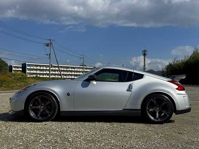 日産 フェアレディ Ｚ ニスモ 兵庫県 2014(平26)年 6.7万km ブリリアントシルバー TEIN車高調/ニスモエアロ/ニスモマフラー/社外ナビ/Bluetooth接続可/バックカメラ/フルセグTV/ETC/キセノンヘッドライト/ニスモ純正19インチAW/スマートキー/ハーフレザーシート/AUTOライト/ナビ連動ドラレコ