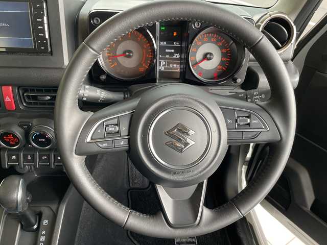 スズキ ジムニー シエラ JC 愛知県 2023(令5)年 1.3万km シルキーシルバーメタリック 純正ナビ　SDカードなし/クルーズコントロール/シートヒーター/純正アルミホイール/LEDヘッドライト/オートマチックハイビーム/ドライブレコーダー/衝突軽減システム/フルセグ/CD DVD/Bluetooth/ステアリングスイッチ/スマートキー/プッシュスタート