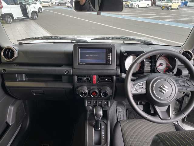 スズキ ジムニー シエラ JC 愛知県 2023(令5)年 1.3万km シルキーシルバーメタリック 純正ナビ　SDカードなし/クルーズコントロール/シートヒーター/純正アルミホイール/LEDヘッドライト/オートマチックハイビーム/ドライブレコーダー/衝突軽減システム/フルセグ/CD DVD/Bluetooth/ステアリングスイッチ/スマートキー/プッシュスタート