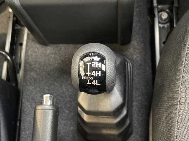 スズキ ジムニー シエラ JC 愛知県 2023(令5)年 1.3万km シルキーシルバーメタリック 純正ナビ　SDカードなし/クルーズコントロール/シートヒーター/純正アルミホイール/LEDヘッドライト/オートマチックハイビーム/ドライブレコーダー/衝突軽減システム/フルセグ/CD DVD/Bluetooth/ステアリングスイッチ/スマートキー/プッシュスタート