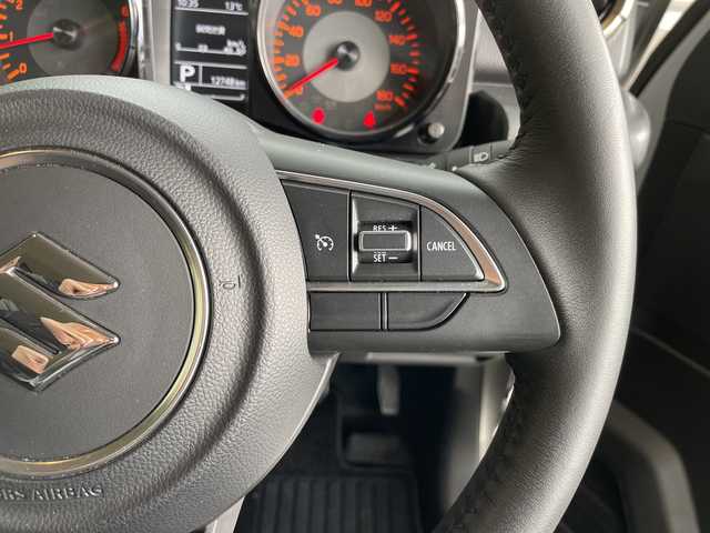 スズキ ジムニー シエラ JC 愛知県 2023(令5)年 1.3万km シルキーシルバーメタリック 純正ナビ　SDカードなし/クルーズコントロール/シートヒーター/純正アルミホイール/LEDヘッドライト/オートマチックハイビーム/ドライブレコーダー/衝突軽減システム/フルセグ/CD DVD/Bluetooth/ステアリングスイッチ/スマートキー/プッシュスタート