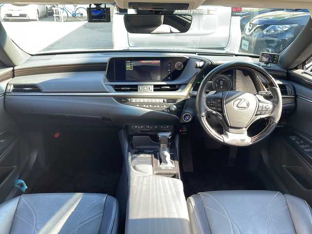 レクサス ＥＳ 300h バージョンL 愛知県 2021(令3)年 4.6万km グラファイトブラックガラスフレーク ワンオーナー/サンルーフ/純正メモリナビ/フルセグ・Bluetooth・CD・DVD・SD・USB・AUX/前後ドライブレコーダー/パノラミックビューモニター/ブラインドスポットモニター/ヘッドアップディスプレイ/プリクラッシュセーフティー/レーダークルーズコントロール/ロードトレーシングアシスト/ロードサインアシスト/パーキングサポートアラーム/クリアランスソナー/先行車発進お知らせ/タイヤ空気圧警報システム/三眼LEDヘッドライト/AC100V/電動リアゲート/電動パーキングブレーキ/LEDヘッドライト/オートハイビーム/電動リアサンシェード/D.N席エアーシート/全席シートヒーター/D・N席メモリ付きパワーシート/全席パワーシート/ウッドコンビ革巻きステアリング/ステアリングヒーター/ステアリングスイッチ/パドルシフト/ビルトインETC2.0/純正フロアマット/ISOFIX/コムテック製レーダー探知機/保証書/スペアキー（スマートキー・カードキー×１）/取扱説明書/ディーラー整備記録簿R6