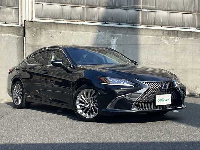 レクサス ＥＳ 300h バージョンL 愛知県 2021(令3)年 4.6万km グラファイトブラックガラスフレーク ワンオーナー/サンルーフ/純正メモリナビ/フルセグ・Bluetooth・CD・DVD・SD・USB・AUX/前後ドライブレコーダー/パノラミックビューモニター/ブラインドスポットモニター/ヘッドアップディスプレイ/プリクラッシュセーフティー/レーダークルーズコントロール/ロードトレーシングアシスト/ロードサインアシスト/パーキングサポートアラーム/クリアランスソナー/先行車発進お知らせ/タイヤ空気圧警報システム/三眼LEDヘッドライト/AC100V/電動リアゲート/電動パーキングブレーキ/LEDヘッドライト/オートハイビーム/電動リアサンシェード/D.N席エアーシート/全席シートヒーター/D・N席メモリ付きパワーシート/全席パワーシート/ウッドコンビ革巻きステアリング/ステアリングヒーター/ステアリングスイッチ/パドルシフト/ビルトインETC2.0/純正フロアマット/ISOFIX/コムテック製レーダー探知機/保証書/スペアキー（スマートキー・カードキー×１）/取扱説明書/ディーラー整備記録簿R6