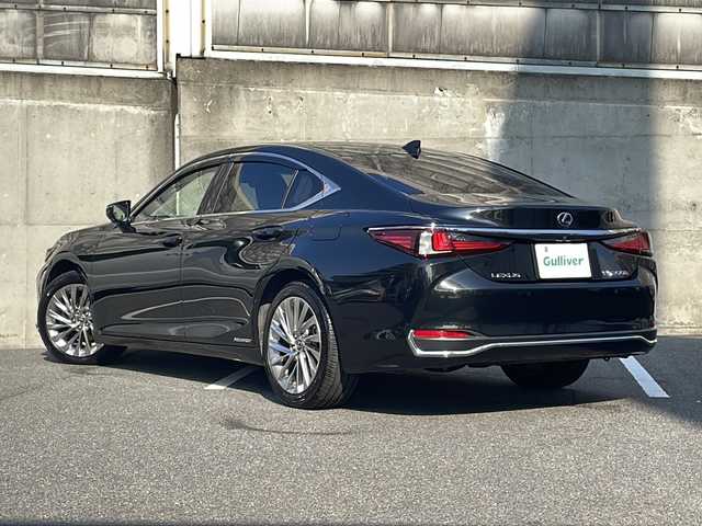 レクサス ＥＳ 300h バージョンL 愛知県 2021(令3)年 4.6万km グラファイトブラックガラスフレーク ワンオーナー/サンルーフ/純正メモリナビ/フルセグ・Bluetooth・CD・DVD・SD・USB・AUX/前後ドライブレコーダー/パノラミックビューモニター/ブラインドスポットモニター/ヘッドアップディスプレイ/プリクラッシュセーフティー/レーダークルーズコントロール/ロードトレーシングアシスト/ロードサインアシスト/パーキングサポートアラーム/クリアランスソナー/先行車発進お知らせ/タイヤ空気圧警報システム/三眼LEDヘッドライト/AC100V/電動リアゲート/電動パーキングブレーキ/LEDヘッドライト/オートハイビーム/電動リアサンシェード/D.N席エアーシート/全席シートヒーター/D・N席メモリ付きパワーシート/全席パワーシート/ウッドコンビ革巻きステアリング/ステアリングヒーター/ステアリングスイッチ/パドルシフト/ビルトインETC2.0/純正フロアマット/ISOFIX/コムテック製レーダー探知機/保証書/スペアキー（スマートキー・カードキー×１）/取扱説明書/ディーラー整備記録簿R6