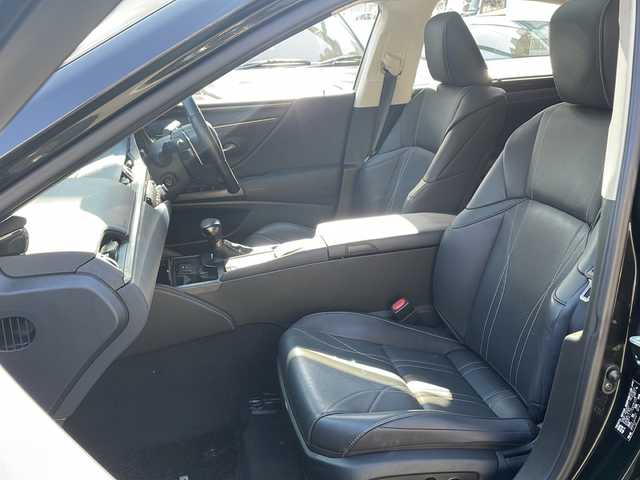 レクサス ＥＳ 300h バージョンL 愛知県 2021(令3)年 4.6万km グラファイトブラックガラスフレーク ワンオーナー/サンルーフ/純正メモリナビ/フルセグ・Bluetooth・CD・DVD・SD・USB・AUX/前後ドライブレコーダー/パノラミックビューモニター/ブラインドスポットモニター/ヘッドアップディスプレイ/プリクラッシュセーフティー/レーダークルーズコントロール/ロードトレーシングアシスト/ロードサインアシスト/パーキングサポートアラーム/クリアランスソナー/先行車発進お知らせ/タイヤ空気圧警報システム/三眼LEDヘッドライト/AC100V/電動リアゲート/電動パーキングブレーキ/LEDヘッドライト/オートハイビーム/電動リアサンシェード/D.N席エアーシート/全席シートヒーター/D・N席メモリ付きパワーシート/全席パワーシート/ウッドコンビ革巻きステアリング/ステアリングヒーター/ステアリングスイッチ/パドルシフト/ビルトインETC2.0/純正フロアマット/ISOFIX/コムテック製レーダー探知機/保証書/スペアキー（スマートキー・カードキー×１）/取扱説明書/ディーラー整備記録簿R6