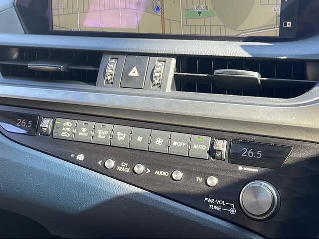 レクサス ＥＳ 300h バージョンL 愛知県 2021(令3)年 4.6万km グラファイトブラックガラスフレーク ワンオーナー/サンルーフ/純正メモリナビ/フルセグ・Bluetooth・CD・DVD・SD・USB・AUX/前後ドライブレコーダー/パノラミックビューモニター/ブラインドスポットモニター/ヘッドアップディスプレイ/プリクラッシュセーフティー/レーダークルーズコントロール/ロードトレーシングアシスト/ロードサインアシスト/パーキングサポートアラーム/クリアランスソナー/先行車発進お知らせ/タイヤ空気圧警報システム/三眼LEDヘッドライト/AC100V/電動リアゲート/電動パーキングブレーキ/LEDヘッドライト/オートハイビーム/電動リアサンシェード/D.N席エアーシート/全席シートヒーター/D・N席メモリ付きパワーシート/全席パワーシート/ウッドコンビ革巻きステアリング/ステアリングヒーター/ステアリングスイッチ/パドルシフト/ビルトインETC2.0/純正フロアマット/ISOFIX/コムテック製レーダー探知機/保証書/スペアキー（スマートキー・カードキー×１）/取扱説明書/ディーラー整備記録簿R6