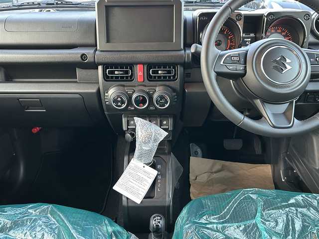 スズキ ジムニー ノマド FC 愛知県 2025(令7)年 0.1千km 黒 /禁煙/ワンオーナー//登録時走行車39km//パートタイム4WD//ヒルホールドコントロール//ヒルディセントコントロール//シートヒーター//スマートキー//スペアスマートキー//プッシュスタート//オートLEDヘッドライト//ハイビームアシスト//ヘッドライトレベライザー//ヘッドライトウォッシャー//フォグランプ//スペアタイヤ//デュアルカメラブレーキサポート//後退時ブレーキサポート//前後方誤発進抑制機能//ACC//先行車発進お知らせ機能//ふらつきサポート//標識認識機能//横滑り防止//アイドリングストップ//本革巻きステアリング//ステアリングスイッチ//ステアリングチルト機構//LEDサイドターンランプ付ドアミラー//純正フロアマット//バニティミラー//防眩式ルームミラー//ISOFIX//新車時保証書//取扱説明書