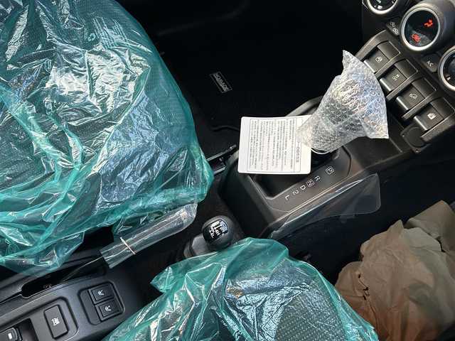 スズキ ジムニー ノマド FC 愛知県 2025(令7)年 0.1千km 黒 /禁煙/ワンオーナー//登録時走行車39km//パートタイム4WD//ヒルホールドコントロール//ヒルディセントコントロール//シートヒーター//スマートキー//スペアスマートキー//プッシュスタート//オートLEDヘッドライト//ハイビームアシスト//ヘッドライトレベライザー//ヘッドライトウォッシャー//フォグランプ//スペアタイヤ//デュアルカメラブレーキサポート//後退時ブレーキサポート//前後方誤発進抑制機能//ACC//先行車発進お知らせ機能//ふらつきサポート//標識認識機能//横滑り防止//アイドリングストップ//本革巻きステアリング//ステアリングスイッチ//ステアリングチルト機構//LEDサイドターンランプ付ドアミラー//純正フロアマット//バニティミラー//防眩式ルームミラー//ISOFIX//新車時保証書//取扱説明書