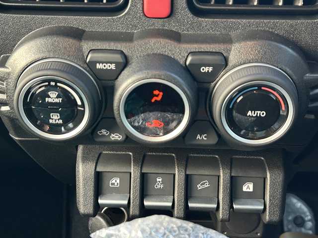 スズキ ジムニー ノマド FC 愛知県 2025(令7)年 0.1千km 黒 /禁煙/ワンオーナー//登録時走行車39km//パートタイム4WD//ヒルホールドコントロール//ヒルディセントコントロール//シートヒーター//スマートキー//スペアスマートキー//プッシュスタート//オートLEDヘッドライト//ハイビームアシスト//ヘッドライトレベライザー//ヘッドライトウォッシャー//フォグランプ//スペアタイヤ//デュアルカメラブレーキサポート//後退時ブレーキサポート//前後方誤発進抑制機能//ACC//先行車発進お知らせ機能//ふらつきサポート//標識認識機能//横滑り防止//アイドリングストップ//本革巻きステアリング//ステアリングスイッチ//ステアリングチルト機構//LEDサイドターンランプ付ドアミラー//純正フロアマット//バニティミラー//防眩式ルームミラー//ISOFIX//新車時保証書//取扱説明書