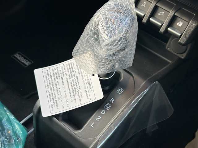 スズキ ジムニー ノマド FC 愛知県 2025(令7)年 0.1千km 黒 /禁煙/ワンオーナー//登録時走行車39km//パートタイム4WD//ヒルホールドコントロール//ヒルディセントコントロール//シートヒーター//スマートキー//スペアスマートキー//プッシュスタート//オートLEDヘッドライト//ハイビームアシスト//ヘッドライトレベライザー//ヘッドライトウォッシャー//フォグランプ//スペアタイヤ//デュアルカメラブレーキサポート//後退時ブレーキサポート//前後方誤発進抑制機能//ACC//先行車発進お知らせ機能//ふらつきサポート//標識認識機能//横滑り防止//アイドリングストップ//本革巻きステアリング//ステアリングスイッチ//ステアリングチルト機構//LEDサイドターンランプ付ドアミラー//純正フロアマット//バニティミラー//防眩式ルームミラー//ISOFIX//新車時保証書//取扱説明書