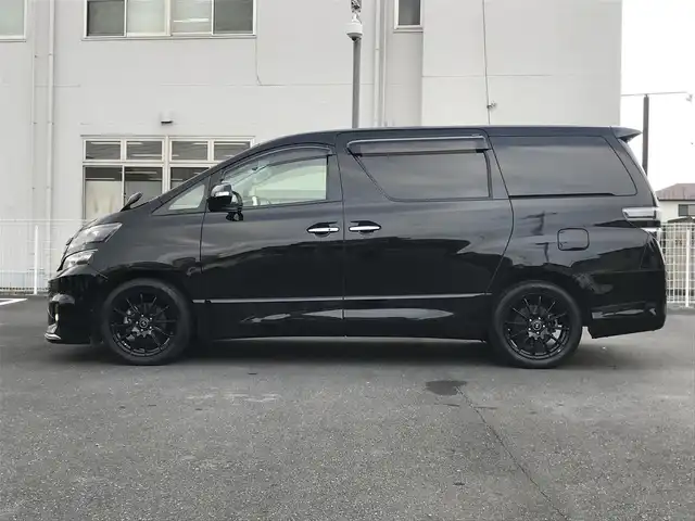 トヨタ ヴェルファイア 2．4Z ゴールデンアイズ 栃木県 2013(平25)年 14.4万km ブラック (株)IDOMが運営する【じしゃロン小山店】の自社ローン対象車両になります。こちらは現金ご利用時の価格です。/自社ローンご希望の方は別途その旨お申付け下さい。//禁煙車/純正フルセグナビ/（CD/DVD/AM/FMラジオ）/(Bluetooth)/スマートキー/プッシュスタート/バックカメラ/ＥＴＣ/クルーズコントロール/両側パワースライドドア/パワーバックドア/オットマン/システムコンソール/ステアリングリモコン/電動格納ドアミラー/パワーウインドウ/オートライト/自動防眩ミラー