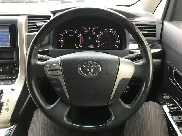 トヨタ ヴェルファイア 2．4Z ゴールデンアイズ 栃木県 2013(平25)年 14.4万km ブラック (株)IDOMが運営する【じしゃロン小山店】の自社ローン対象車両になります。こちらは現金ご利用時の価格です。/自社ローンご希望の方は別途その旨お申付け下さい。//禁煙車/純正フルセグナビ/（CD/DVD/AM/FMラジオ）/(Bluetooth)/スマートキー/プッシュスタート/バックカメラ/ＥＴＣ/クルーズコントロール/両側パワースライドドア/パワーバックドア/オットマン/システムコンソール/ステアリングリモコン/電動格納ドアミラー/パワーウインドウ/オートライト/自動防眩ミラー