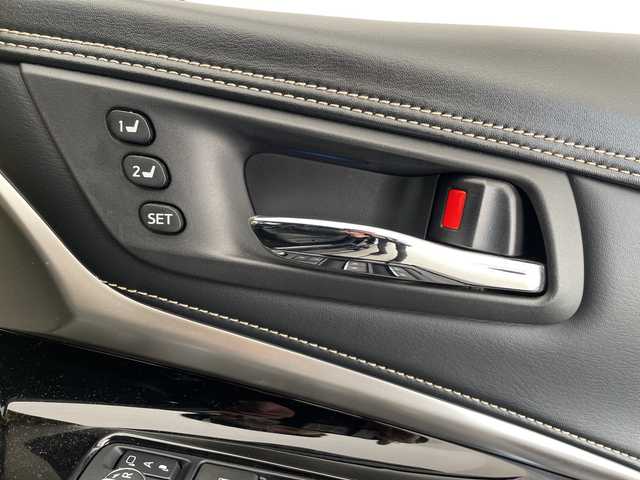 トヨタ ハリアー プレミアム メタル&レザーP 愛知県 2018(平30)年 8.7万km ブラック セーフティセンス　/純正エアロパーツ　/社外１０型ナビ　/３眼ＬＥＤ　/サンルーフ　/黒革シート　/レーダークルコン　/シートヒーター　/エアシート　/バックカメラ　/電動リヤゲート　/パワーシート　/コーナーセンサー/純正AW/ETC/レーンキープ/オートマチックハイビーム/ドライブレコーダー/衝突軽減/フルセグTV/CD/DVD/Bluetooth/ステアリングスイッチ/スマートキー/プッシュスタート