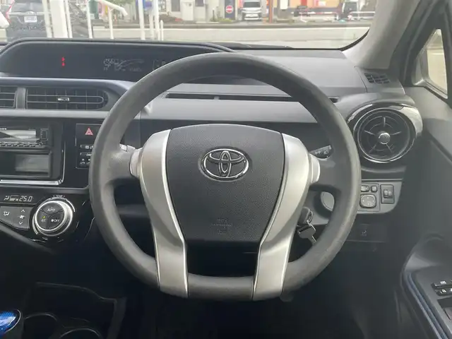 トヨタ アクア S 富山県 2015(平27)年 8.6万km スーパーホワイトⅡ (株)IDOMが運営する【じしゃロン富山店】の自社ローン専用車両になります。こちらは現金またはオートローンご利用時の価格です。自社ローンご希望の方は別途その旨お申し付け下さい/社外オーディオ/ETC/キーレス /スペアキー/ドアバイザー/電格ミラー/純正マット