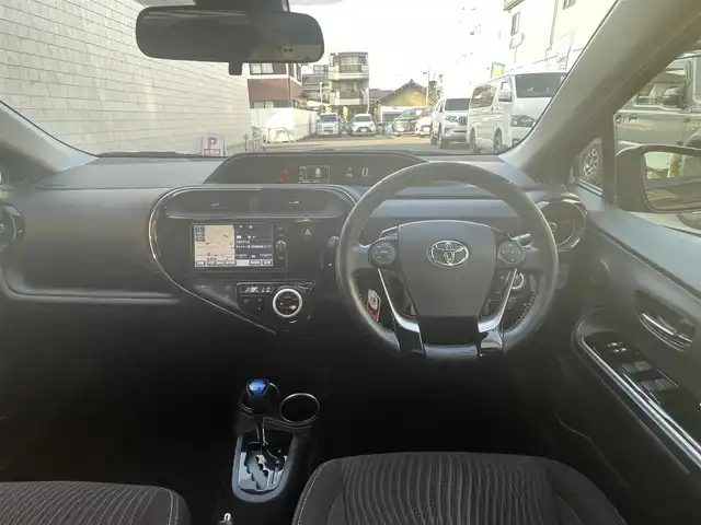 トヨタ アクア G 愛知県 2018(平30)年 9万km ブラックマイカ ワンオーナー/純正SDナビ〈NSZT-W66T〉/・DVD／HDMI／Bluetooth／地デジTV/バックカメラ/クルーズコントロール/TOYOTA　SEFETY SENSE C/・プリクラッシュセーフティ/・レーンディパーチャーアラート/・オートマチックハイビーム/運転席アームレスト/アンテナ分離型ETC/純正15インチAW