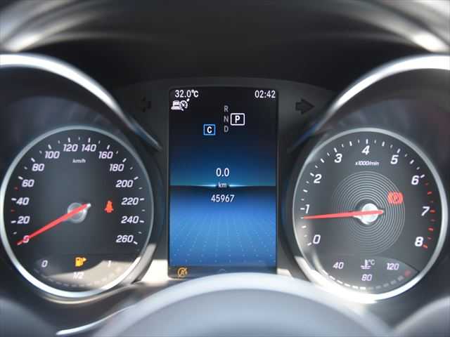メルセデス・ベンツ Ｃ１８０ アバンギャルド AMGライン 和歌山県 2018(平30)年 4.6万km オブシディアンブラック AMGライン/レーダーセーフティパッケージ/ベーシックパッケージ/純正ナビ（10.25インチワイドディスプレイ）/・フルセグTV/Bluetooth/SD/USB/バックカメラ/ETC2.0/ブレーキアシストシステム/アクティブブラインドスポットアシスト/ディストロニックプラス/アクティブレーンキーピングアシスト/コーナーセンサー/パワーシート/シートヒーター/メモリーシート/オートライト/LEDヘッドライト/革巻きステアリング/ステアリングスイッチ/パドルシフト/純正18インチアルミ/社外フロアマット/スペアキー