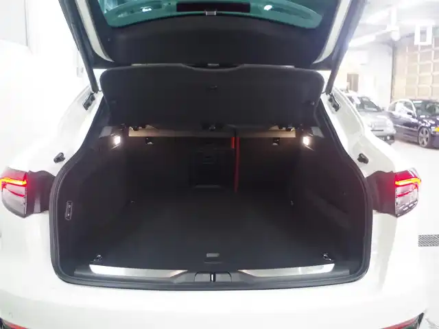 マセラティ マセラティ レヴァンテ トロフェオ 兵庫県 2022(令4)年 2.3万km ビアンコ 純正ナビ/全方位カメラ/Apple Carplay/ハーマンカードン/パノラマサンルーフ/カーボンデコラティブパネル/カーボンパドルシフト/赤革シート/ステアリングヒーター/シートヒーター(全席)/ベンチレーター(前席)/ACC/LKA/BSM/RTA/前後ドライブレコーダー/取締レーダー