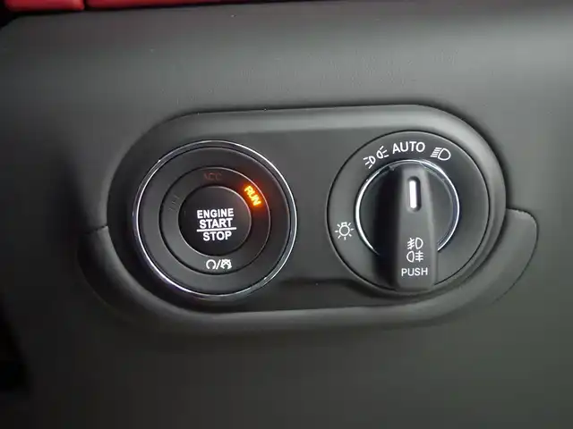 マセラティ マセラティ レヴァンテ トロフェオ 兵庫県 2022(令4)年 2.3万km ビアンコ 純正ナビ/全方位カメラ/Apple Carplay/ハーマンカードン/パノラマサンルーフ/カーボンデコラティブパネル/カーボンパドルシフト/赤革シート/ステアリングヒーター/シートヒーター(全席)/ベンチレーター(前席)/ACC/LKA/BSM/RTA/前後ドライブレコーダー/取締レーダー