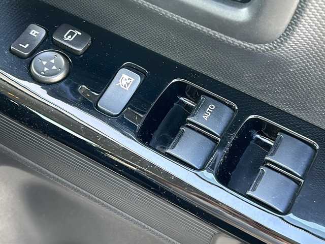 スズキ スペーシア カスタム HYBRID XS ターボ 石川県 2018(平30)年 9.1万km ピュアホワイトパール/ブラック2トーン 4WD/ワンオーナー/セーフティサポート/・デュアルセンサーブレーキサポート/・車線逸脱警報機能/・後退時ブレーキサポート/・リアパーキングセンサー/・誤発信抑制機能/・ふらつき警報機能/・ハイビームアシスト/純正SDメモリーナビゲーション/【CD・DVD・Bluetooth・フルセグTV】/型番：CN-RZ843/クルーズコントロール/両側パワースライドドア/前席シートヒーター/ビルトインETC/LEDヘッドライト/・オートライト/・フォグランプ/スマートキー/・プッシュスタート/・スペアキー/電動格納ミラー/・ウインカーミラー/革巻きステアリング/・パドルシフト/・ステアリングリモコン/アイドリングストップ/横滑り防止機能/純正フロアマット/取扱説明書/新車時保証書