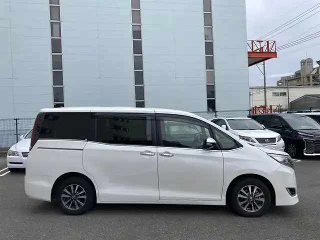 トヨタ エスクァイア ハイブリッド Gi 福岡県 2020(令2)年 7.3万km ホワイトパールクリスタルシャイン ワンオーナー/純正ディーラーナビ（NSZT-Y68T）/（フルセグTV/CD/DVD/Bluetooth）/バックカメラ/純正フリップダウンモニター/前席シートヒーター/レザーシート/クルーズコントロール/ビルトインETC/両側パワースライドドア/ドライブレコーダー/プリクラッシュセーフティ/レーンキープアシスト/プッシュスタート/純正15インチアルミホイール/純正フロアマット/USB充電ポート
