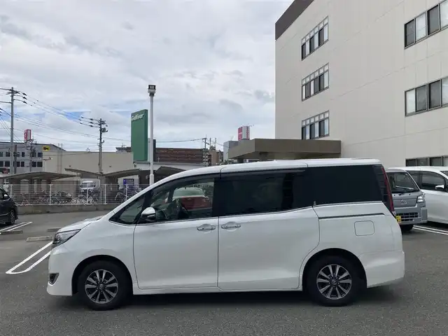 トヨタ エスクァイア ハイブリッド Gi 福岡県 2020(令2)年 7.3万km ホワイトパールクリスタルシャイン ワンオーナー/純正ディーラーナビ（NSZT-Y68T）/（フルセグTV/CD/DVD/Bluetooth）/バックカメラ/純正フリップダウンモニター/前席シートヒーター/レザーシート/クルーズコントロール/ビルトインETC/両側パワースライドドア/ドライブレコーダー/プリクラッシュセーフティ/レーンキープアシスト/プッシュスタート/純正15インチアルミホイール/純正フロアマット/USB充電ポート