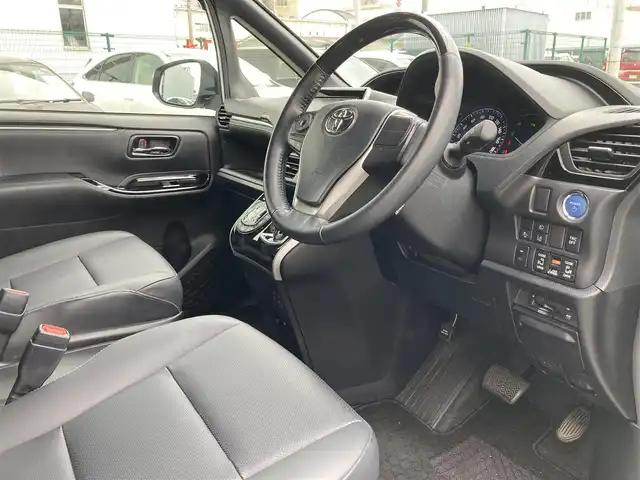 トヨタ エスクァイア ハイブリッド Gi 福岡県 2020(令2)年 7.3万km ホワイトパールクリスタルシャイン ワンオーナー/純正ディーラーナビ（NSZT-Y68T）/（フルセグTV/CD/DVD/Bluetooth）/バックカメラ/純正フリップダウンモニター/前席シートヒーター/レザーシート/クルーズコントロール/ビルトインETC/両側パワースライドドア/ドライブレコーダー/プリクラッシュセーフティ/レーンキープアシスト/プッシュスタート/純正15インチアルミホイール/純正フロアマット/USB充電ポート