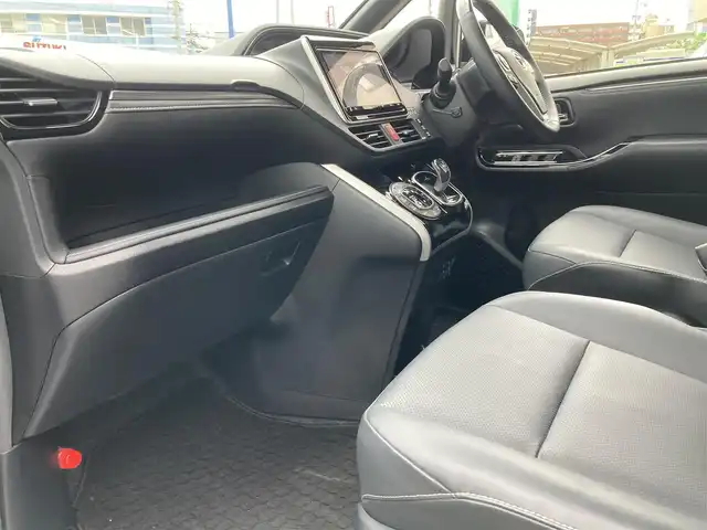 トヨタ エスクァイア ハイブリッド Gi 福岡県 2020(令2)年 7.3万km ホワイトパールクリスタルシャイン ワンオーナー/純正ディーラーナビ（NSZT-Y68T）/（フルセグTV/CD/DVD/Bluetooth）/バックカメラ/純正フリップダウンモニター/前席シートヒーター/レザーシート/クルーズコントロール/ビルトインETC/両側パワースライドドア/ドライブレコーダー/プリクラッシュセーフティ/レーンキープアシスト/プッシュスタート/純正15インチアルミホイール/純正フロアマット/USB充電ポート