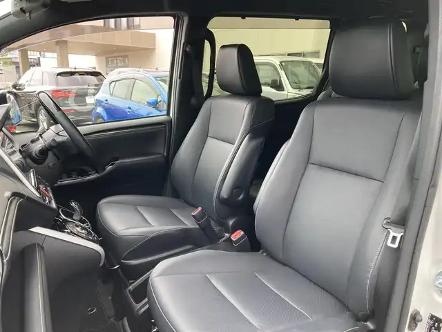 トヨタ エスクァイア ハイブリッド Gi 福岡県 2020(令2)年 7.3万km ホワイトパールクリスタルシャイン ワンオーナー/純正ディーラーナビ（NSZT-Y68T）/（フルセグTV/CD/DVD/Bluetooth）/バックカメラ/純正フリップダウンモニター/前席シートヒーター/レザーシート/クルーズコントロール/ビルトインETC/両側パワースライドドア/ドライブレコーダー/プリクラッシュセーフティ/レーンキープアシスト/プッシュスタート/純正15インチアルミホイール/純正フロアマット/USB充電ポート