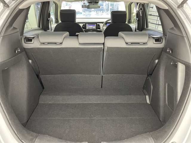 ホンダ フィット e:HEVベーシック 岐阜県 2020(令2)年 4.3万km シルバー 純正SDナビゲーション【VXM-205Ci】/フルセグテレビ/Bluetooth/USB/CD　DVD/バックカメラ/コーナーセンサー/衝突被害軽減システム/レーンキープアシスト/ビルトインETC/ドラレコ/スマートキー/プッシュスタート/サイドバイザー/純正フロアマット