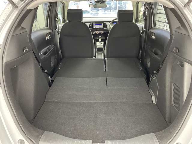 ホンダ フィット e:HEVベーシック 岐阜県 2020(令2)年 4.3万km シルバー 純正SDナビゲーション【VXM-205Ci】/フルセグテレビ/Bluetooth/USB/CD　DVD/バックカメラ/コーナーセンサー/衝突被害軽減システム/レーンキープアシスト/ビルトインETC/ドラレコ/スマートキー/プッシュスタート/サイドバイザー/純正フロアマット