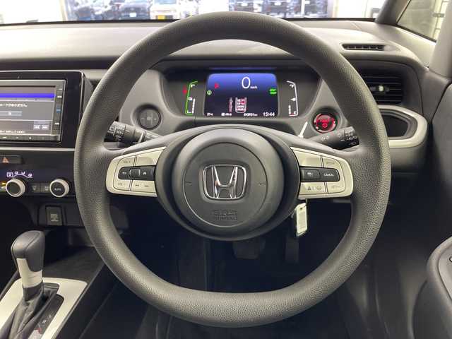 ホンダ フィット e:HEVベーシック 岐阜県 2020(令2)年 4.3万km シルバー 純正SDナビゲーション【VXM-205Ci】/フルセグテレビ/Bluetooth/USB/CD　DVD/バックカメラ/コーナーセンサー/衝突被害軽減システム/レーンキープアシスト/ビルトインETC/ドラレコ/スマートキー/プッシュスタート/サイドバイザー/純正フロアマット