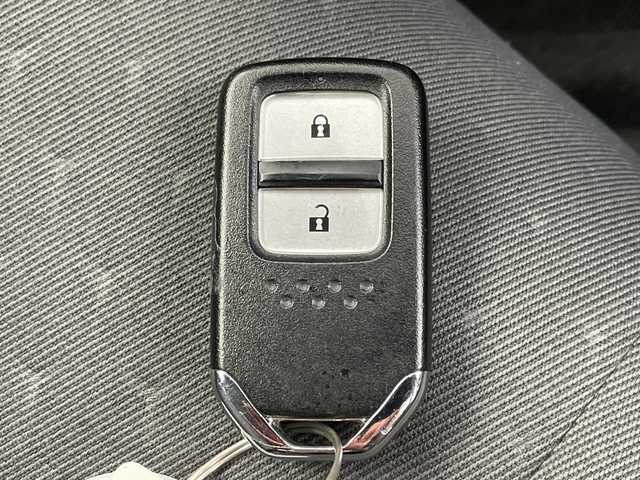 ホンダ フィット e:HEVベーシック 岐阜県 2020(令2)年 4.3万km シルバー 純正SDナビゲーション【VXM-205Ci】/フルセグテレビ/Bluetooth/USB/CD　DVD/バックカメラ/コーナーセンサー/衝突被害軽減システム/レーンキープアシスト/ビルトインETC/ドラレコ/スマートキー/プッシュスタート/サイドバイザー/純正フロアマット