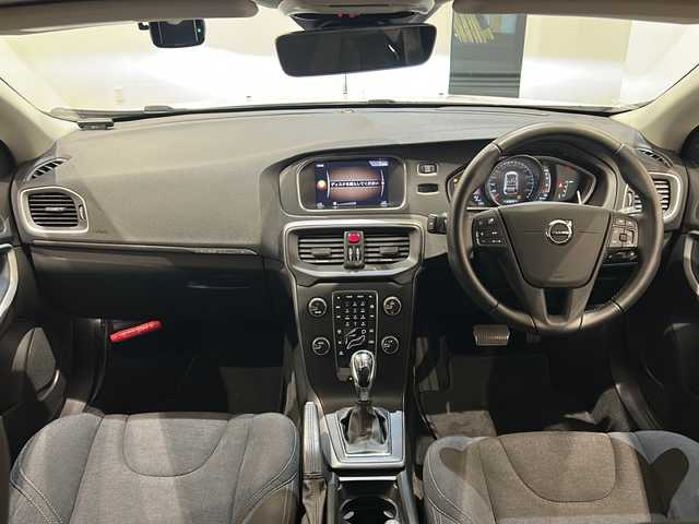 ボルボ Ｖ４０ クロスカントリー T3 キネティック 新潟県 2019(平31)年 3.2万km アイスホワイト アダプティブ・クルーズ・コントロール/ブラインドスポット・インフォメーション・システム/レーン・キーピング・エイド/レーン・チェンジ・マージ・エイド/ロード・サイン・インフォメーション/（ドライバー・アラート・コントロール/クロス・トラフィック・アラート/リアビューカメラ/ LEDヘッドライト（アクティブベンディング機能付）/アクティブ・ハイビーム/LEDデイタイム・ランニング/ 7インチ・ワイドディスプレイ/・HDDナビ/・Bluetooth/・USB/ドライブレコーダー/ETC