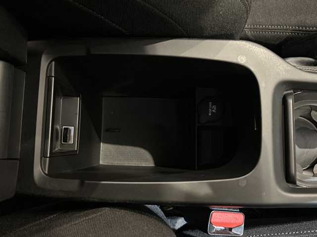 ボルボ Ｖ４０ クロスカントリー T3 キネティック 新潟県 2019(平31)年 3.2万km アイスホワイト アダプティブ・クルーズ・コントロール/ブラインドスポット・インフォメーション・システム/レーン・キーピング・エイド/レーン・チェンジ・マージ・エイド/ロード・サイン・インフォメーション/（ドライバー・アラート・コントロール/クロス・トラフィック・アラート/リアビューカメラ/ LEDヘッドライト（アクティブベンディング機能付）/アクティブ・ハイビーム/LEDデイタイム・ランニング/ 7インチ・ワイドディスプレイ/・HDDナビ/・Bluetooth/・USB/ドライブレコーダー/ETC